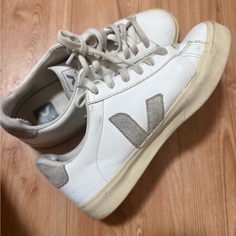 Veja Campo White and Cream